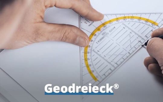 Klassische Geodreiecke mit Winkelanzeige und Maßskala