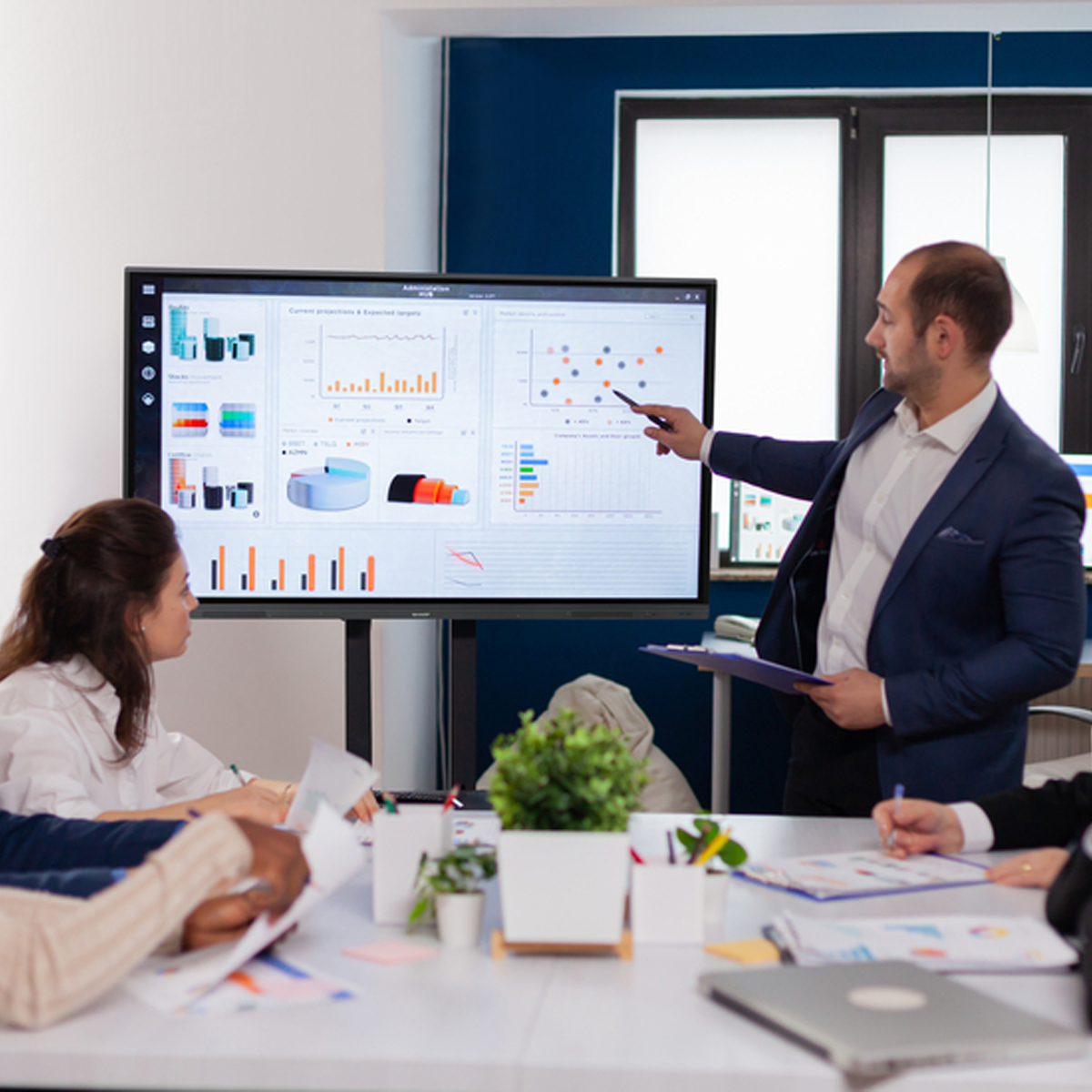 Sharp PN-L862B 86" (218cm) IR-Touch-Display 4K UHD, 350 cd/m²