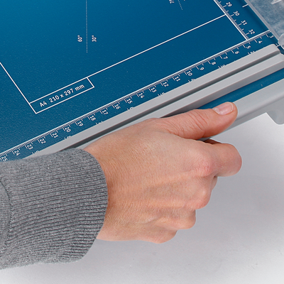 Dahle 502 Hebelschneider, gehärtete Messer, A4 (320 mm), 8 Blatt, 1,2 kg, Maße 42 x 17,5 x 7,5cm