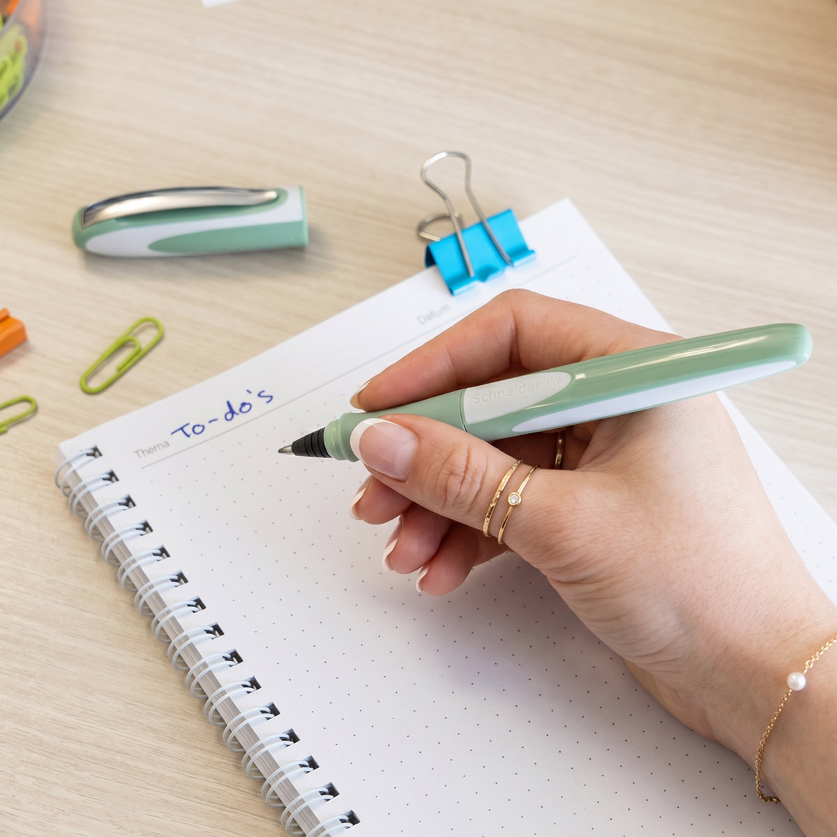 Füller pistacchio, Schreibfarbe blau - Stift & Strich - für Rechts- & Linkshänder, nachfüllbar, mit gummierter Oberfläche & Metallclip
